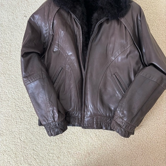 Gorgeous soft leather jacket. Lined with removable fur vest. - Picture 5 of 7
